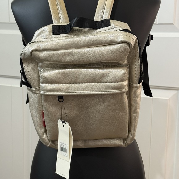 Levi's‎ Vegan Shine Brilliant Skade Gold Backpack - Picture 2 of 12